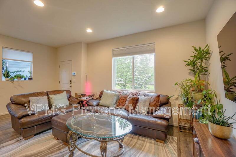 Townhouse for rent at 2023 NE Four Seasons Lane, Vancouver, WA 98684