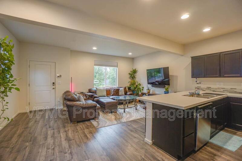 Townhouse for rent at 2023 NE Four Seasons Lane, Vancouver, WA 98684