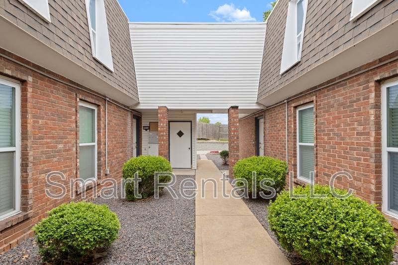 Apartment for rent at 9962 Chateau Roi Dr, Saint Louis, MO 63123
