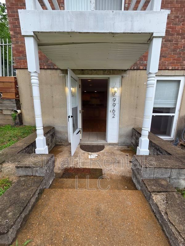 Apartment for rent at 9962 Chateau Roi Dr, Saint Louis, MO 63123