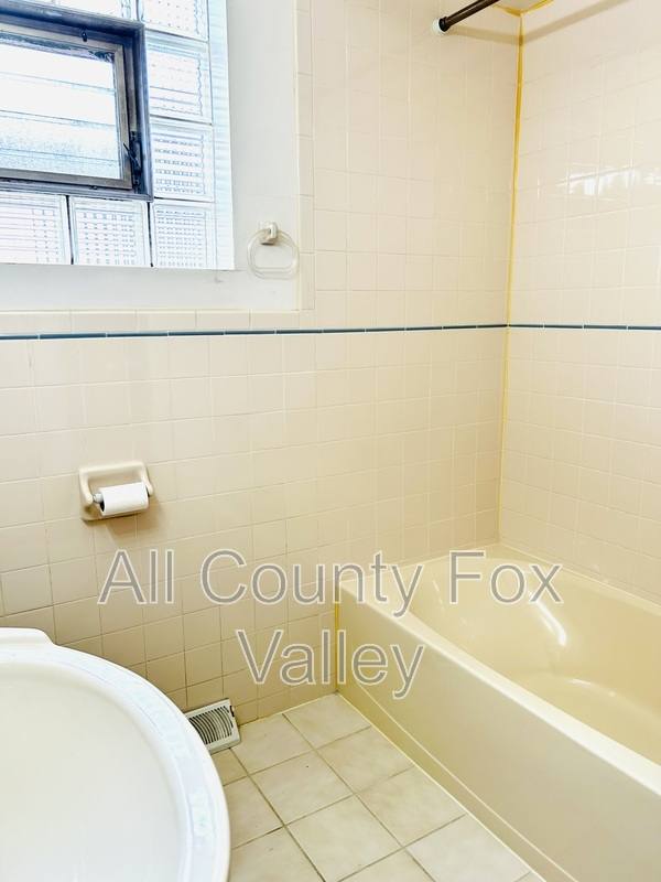 House for rent at 14518 S Hoxie Ave, Chicago, IL 60633