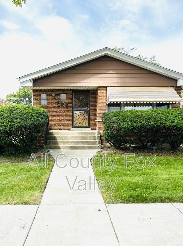 House for rent at 14518 S Hoxie Ave, Chicago, IL 60633