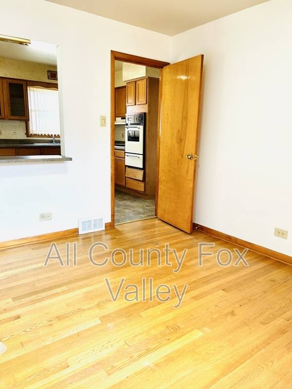 House for rent at 14518 S Hoxie Ave, Chicago, IL 60633