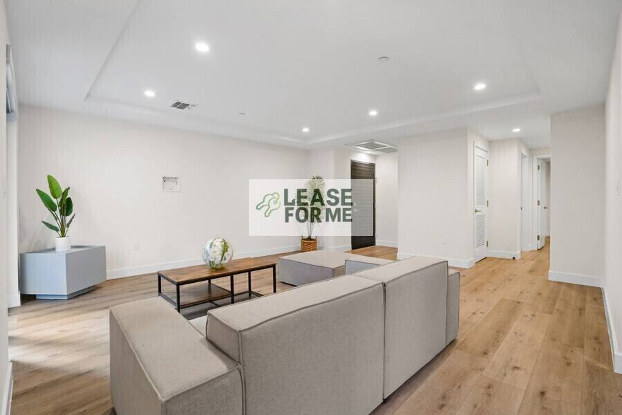Apartment for rent at 848 S Mariposa Ave #702, Los Angeles, CA 90005