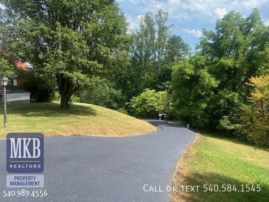 House for rent at 6099 Franklin Rd, Roanoke, VA 24014