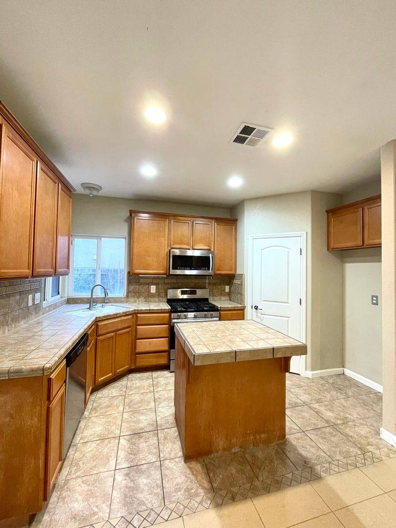 House for rent at 425 San Fernando St, Los Banos, CA 93635