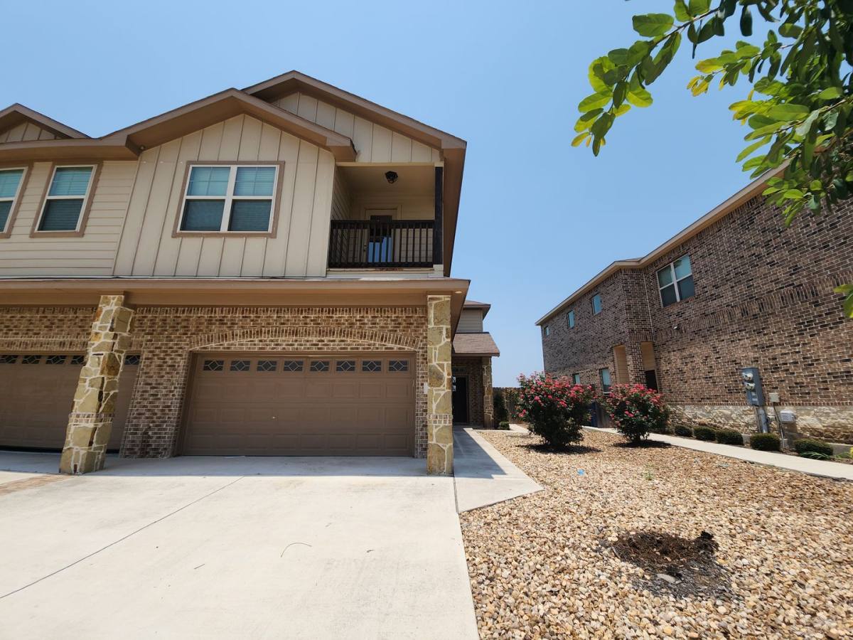 House for rent at 319 Creekside Curve, New Braunfels, TX 78130