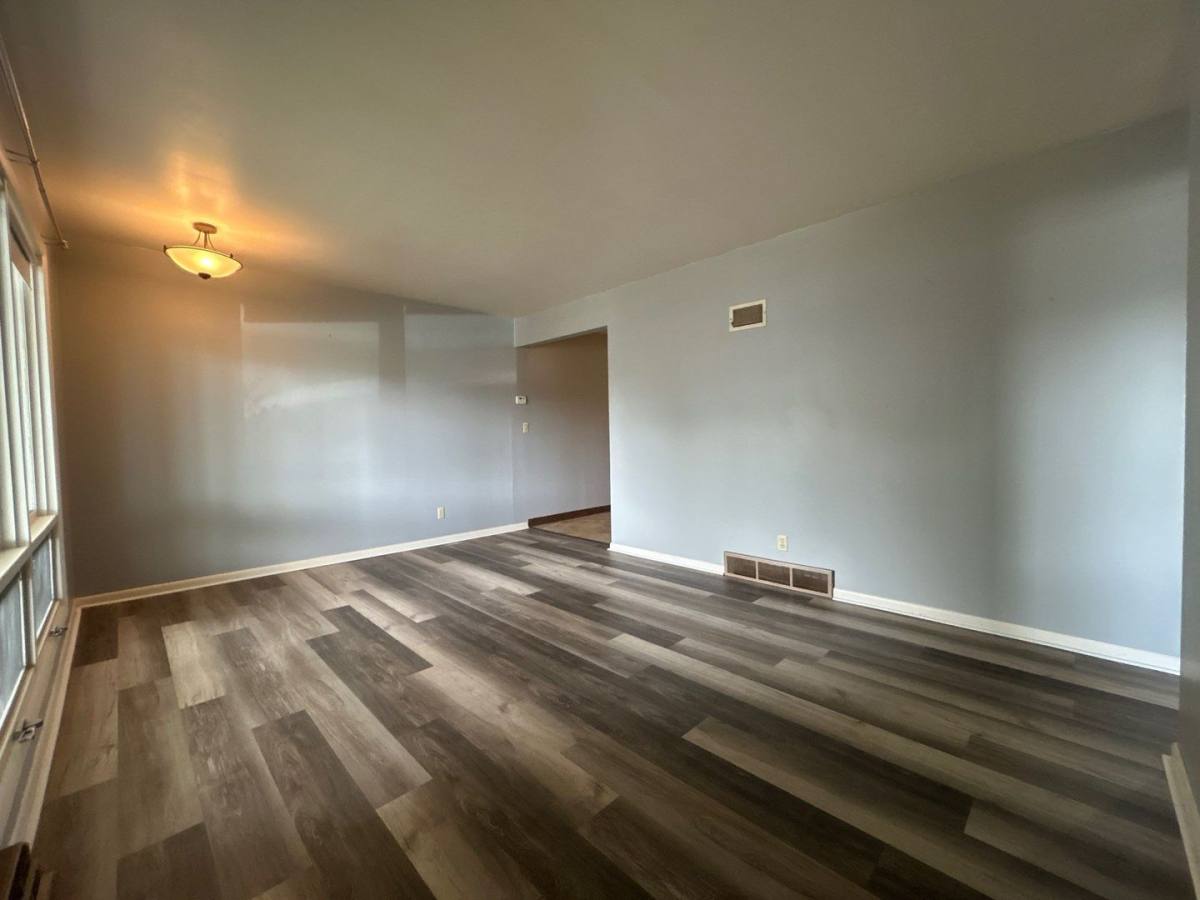 Apartment for rent at 915 Lincoln St, Chester, NE 68327
