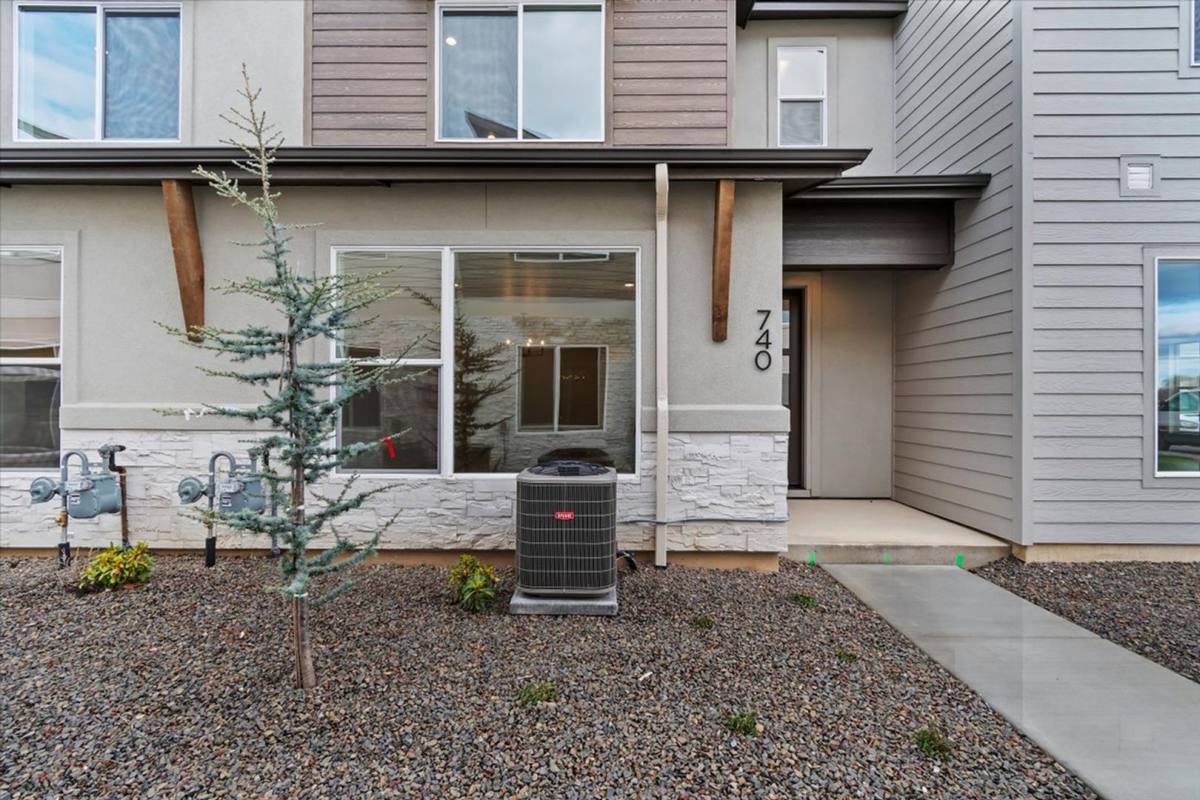 Townhouse for rent at 740 S Calhoun Lane, Star, ID 83669