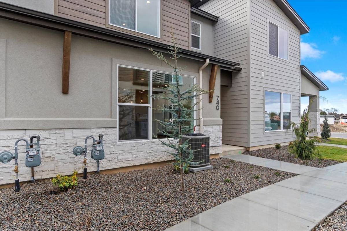 Townhouse for rent at 740 S Calhoun Lane, Star, ID 83669