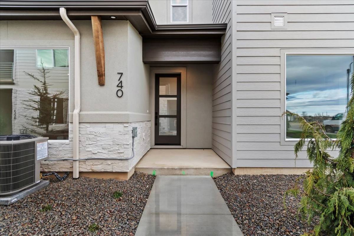 Townhouse for rent at 740 S Calhoun Lane, Star, ID 83669