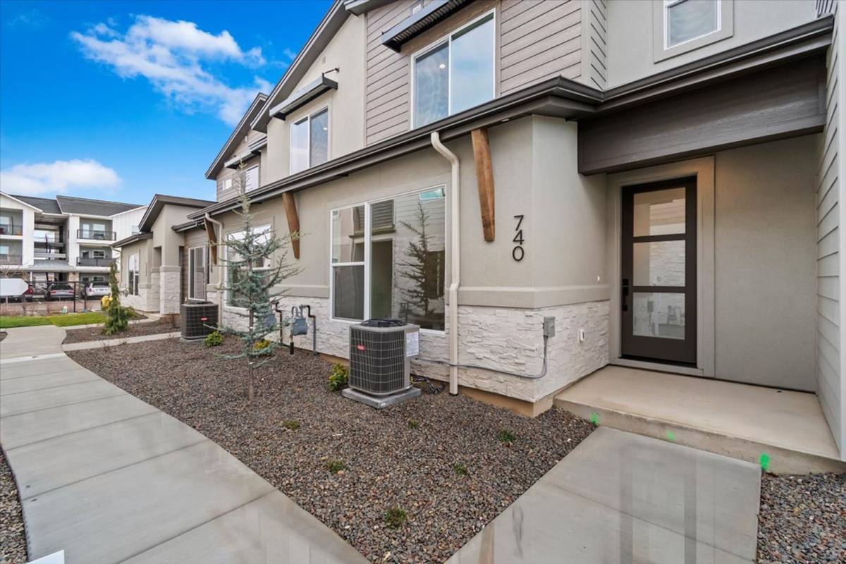 Townhouse for rent at 740 S Calhoun Lane, Star, ID 83669