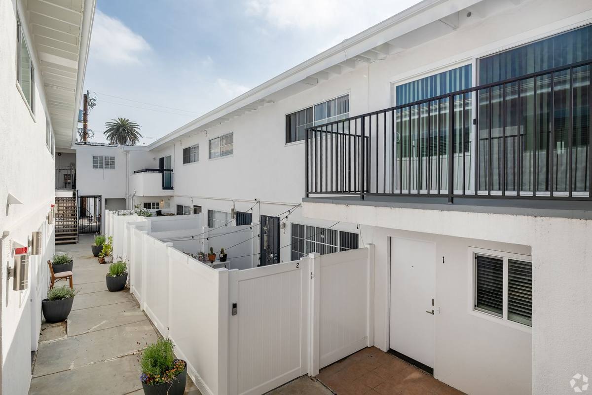 Apartment for rent at 3630 Midvale Ave #5, Los Angeles, CA 90034