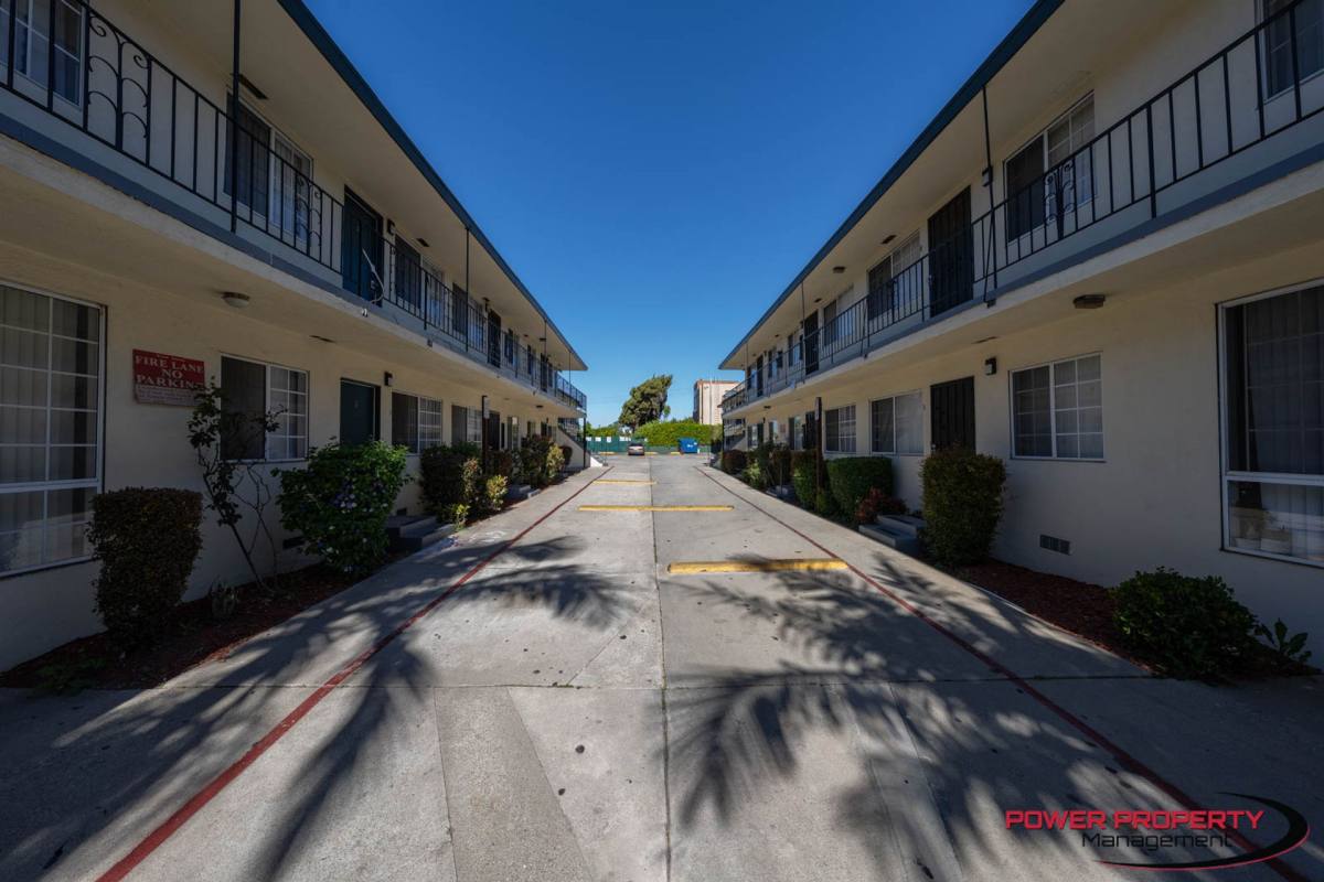 Apartment for rent at 111-115 E Beach Ave, Inglewood, CA 90302
