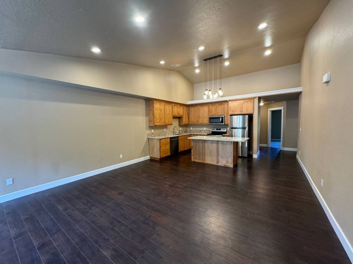 Condo for rent at 1690 Alameda Ave, Roseburg, OR 97470