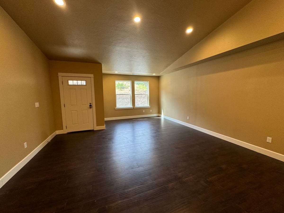 Condo for rent at 1690 Alameda Ave, Roseburg, OR 97470