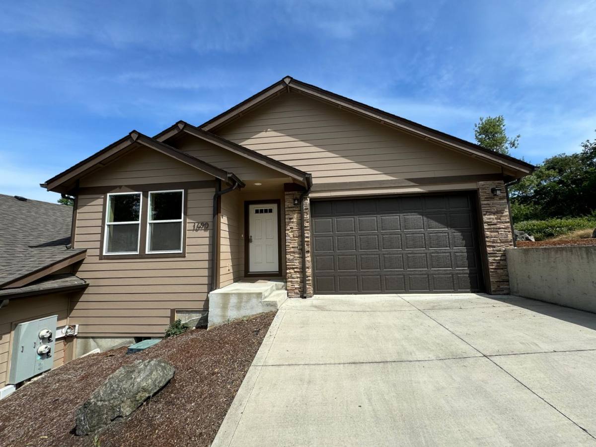 Condo for rent at 1690 Alameda Ave, Roseburg, OR 97470