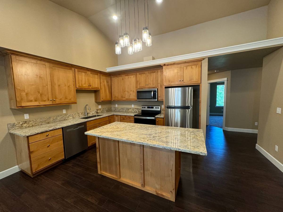 Condo for rent at 1690 Alameda Ave, Roseburg, OR 97470