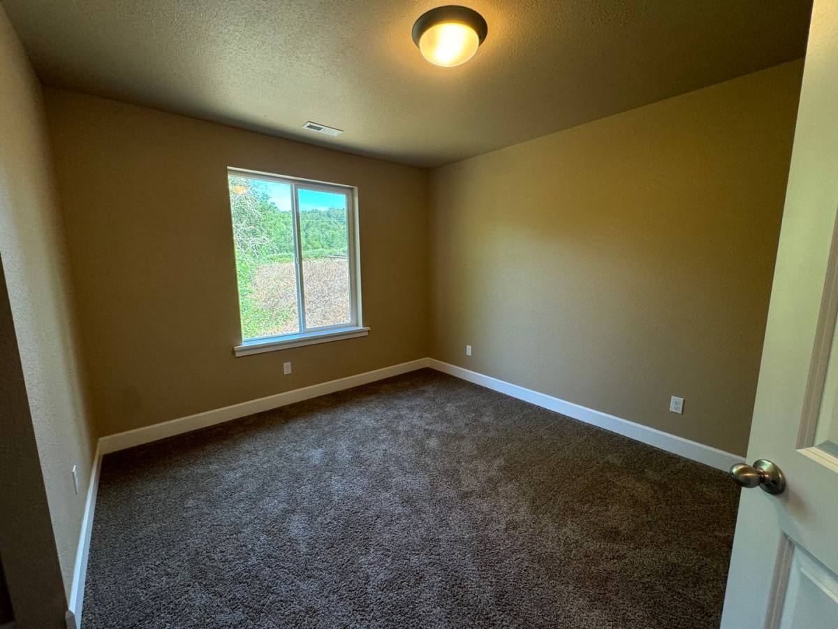 Condo for rent at 1690 Alameda Ave, Roseburg, OR 97470