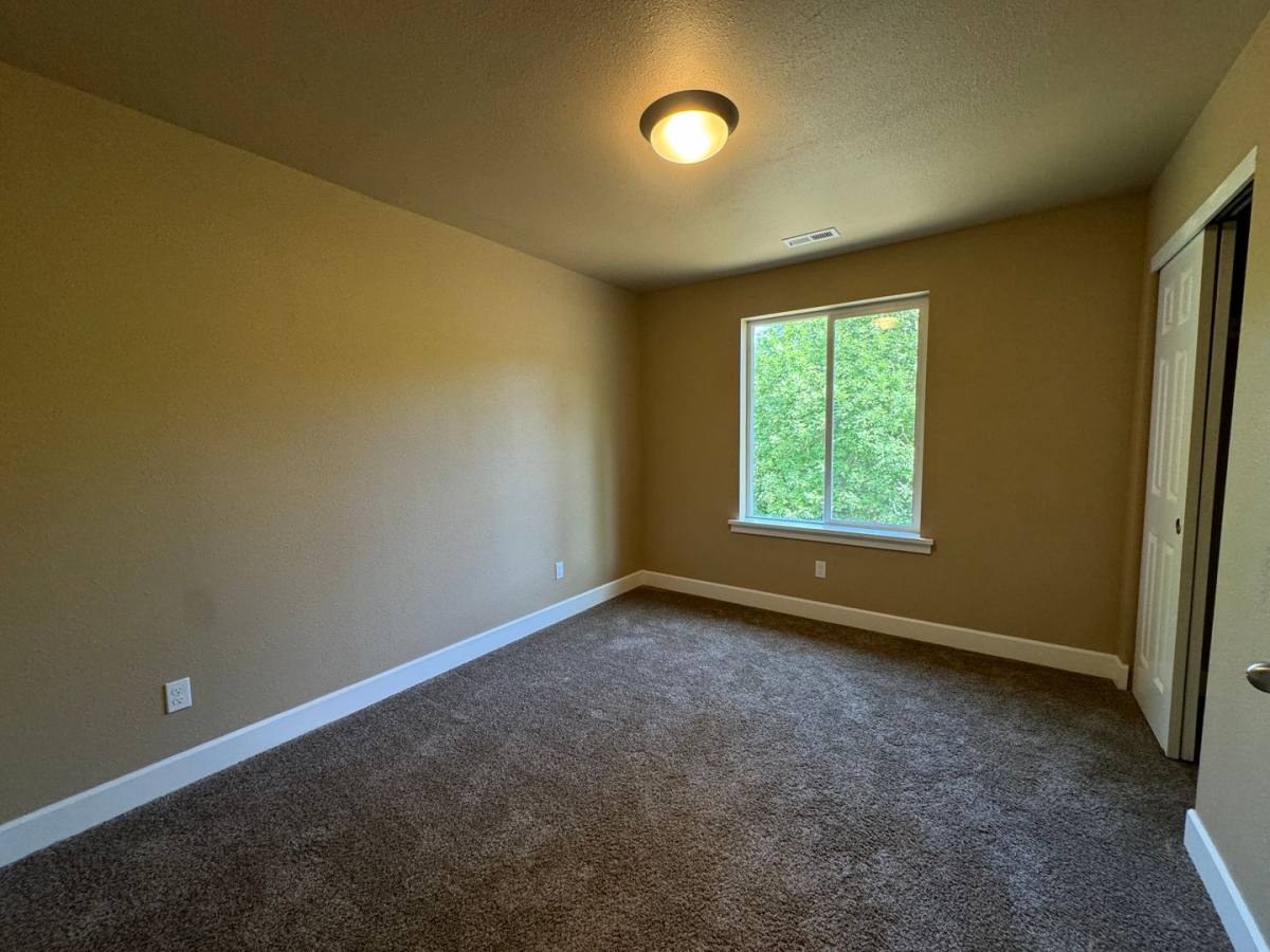 Condo for rent at 1690 Alameda Ave, Roseburg, OR 97470