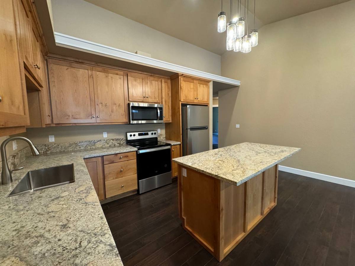 Condo for rent at 1690 Alameda Ave, Roseburg, OR 97470