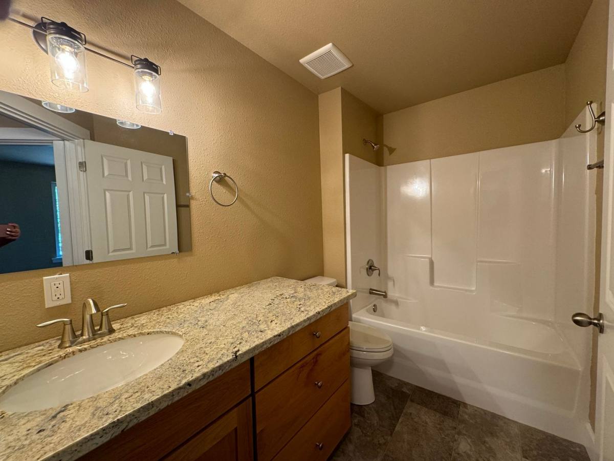 Condo for rent at 1690 Alameda Ave, Roseburg, OR 97470