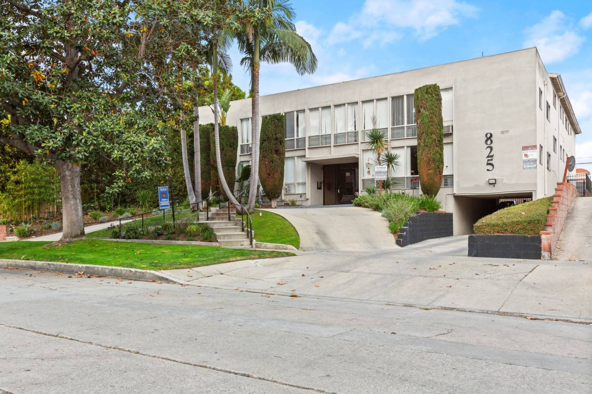 Apartment for rent at 825 S Windsor Blvd, Los Angeles, CA 90005