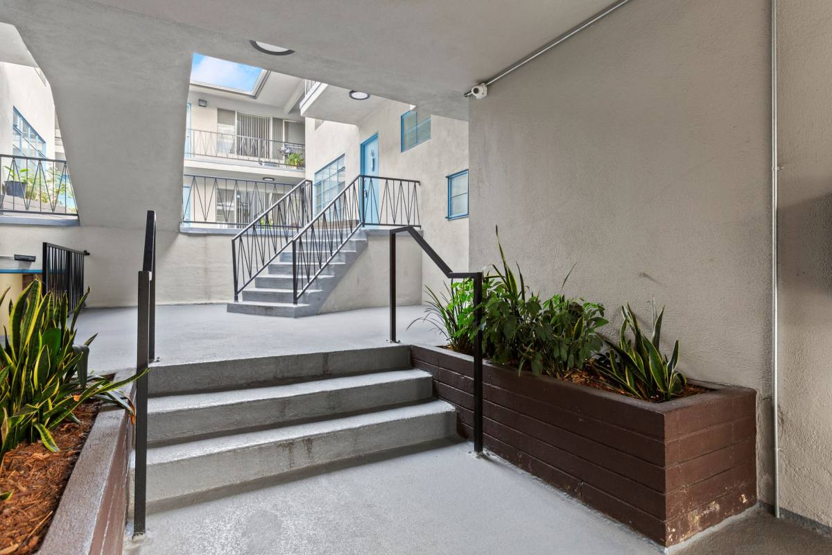 Apartment for rent at 825 S Windsor Blvd, Los Angeles, CA 90005