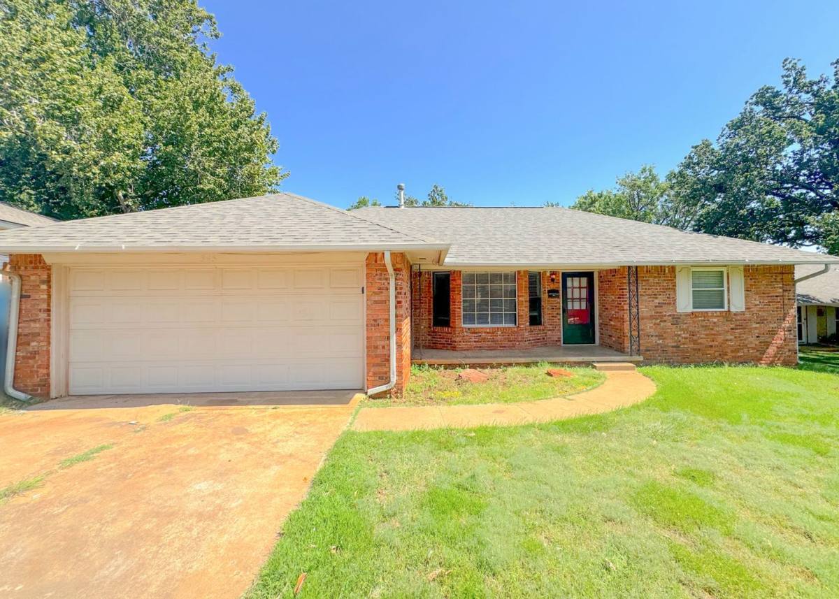 House for rent at 345 Travis Circle, Edmond, OK 73013
