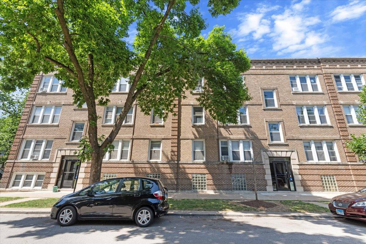 Apartment for rent at 1220 W Victoria #3, Chicago, IL 60660