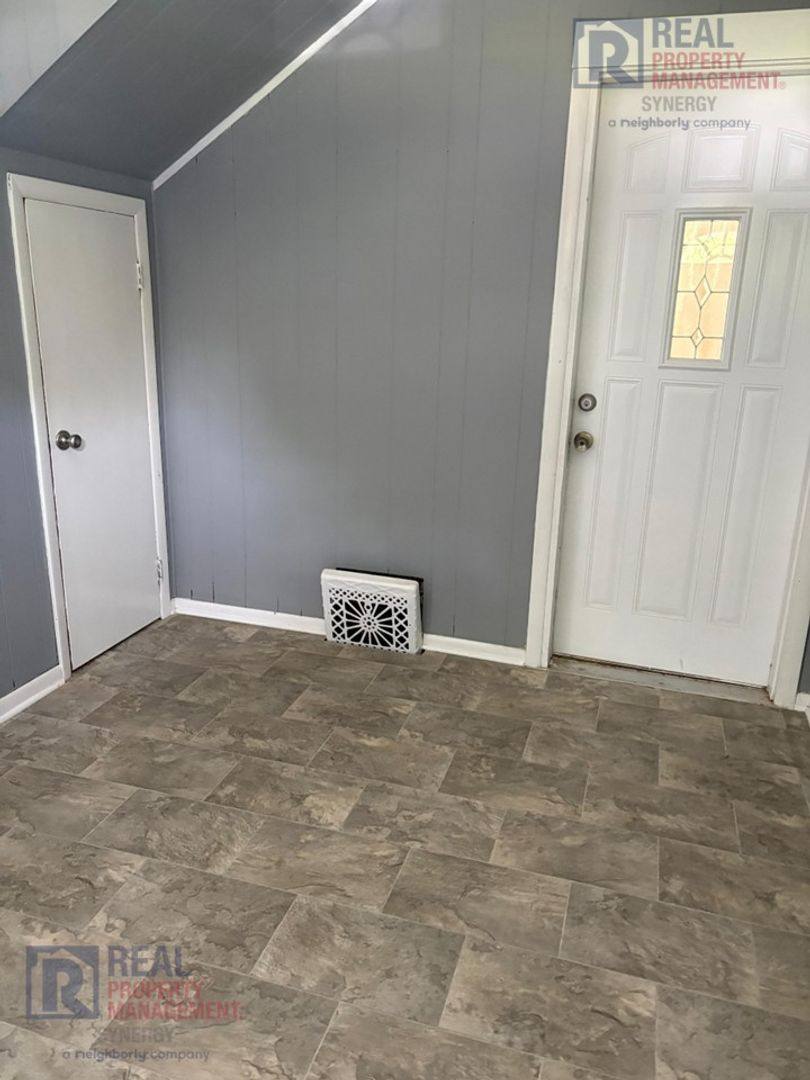Apartment for rent at 112 N Clinton St, Charlotte, MI 48813