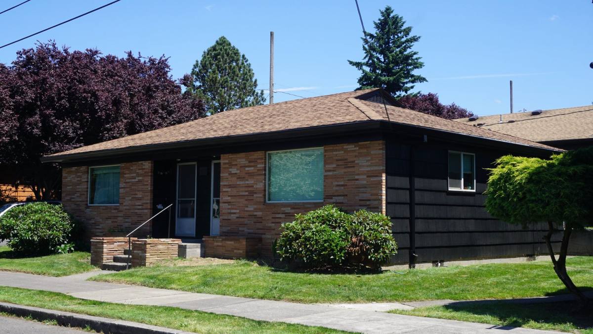 Apartment for rent at 4020 SE Pardee St, Portland, OR 97202