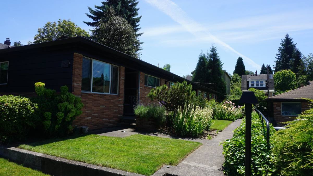 Apartment for rent at 4020 SE Pardee St, Portland, OR 97202