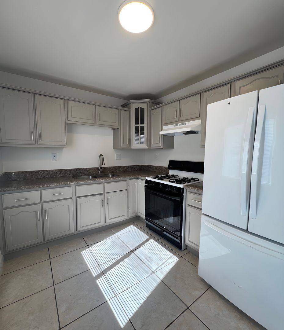 Apartment for rent at 159-61 E 83rd St, Los Angeles, CA 90003