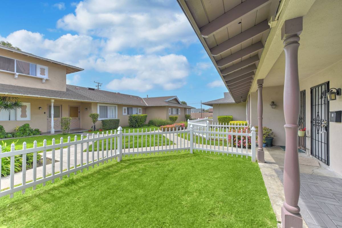 Apartment for rent at 16652 Goldenwest St 1-4, Huntington Beach, CA 92647