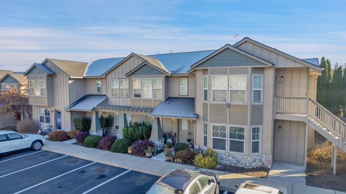 Townhouse for rent at 2155 NE 6th St, Bend, OR 97701