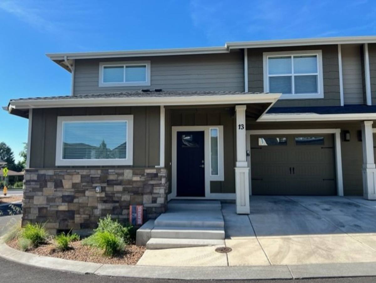House for rent at 2755 SW Greens Blvd, Redmond, OR 97756