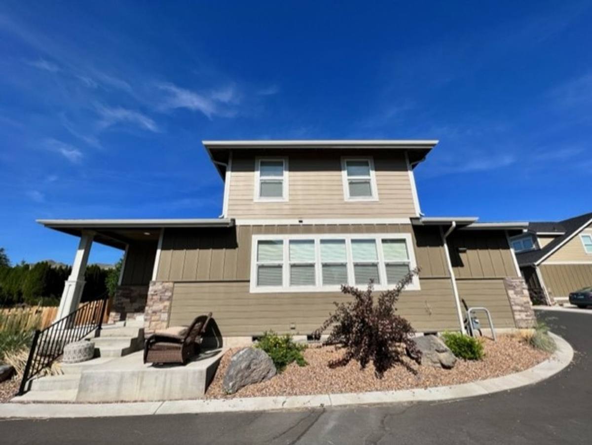 House for rent at 2755 SW Greens Blvd, Redmond, OR 97756