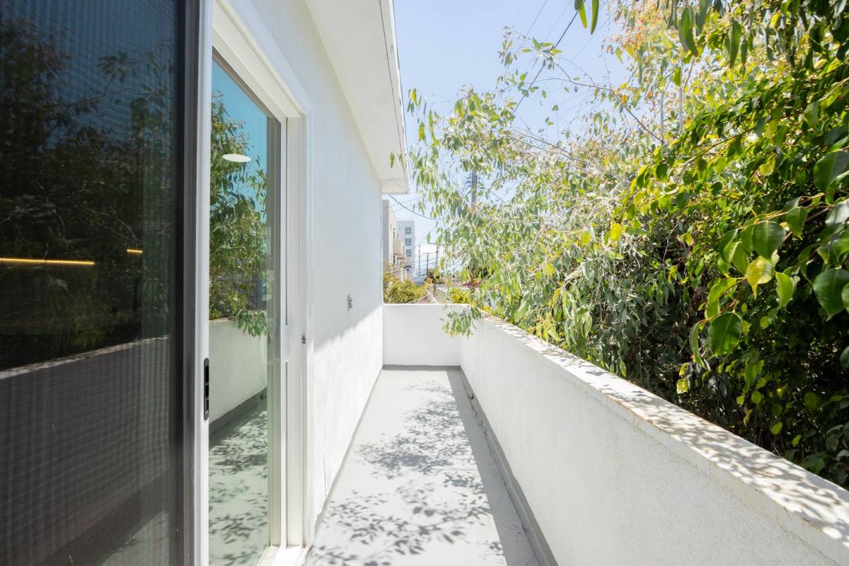 Apartment for rent at 3729 Glendon Ave, Los Angeles, CA 90034