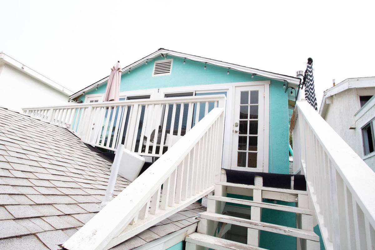 Apartment for rent at 915 E Balboa Blvd, Newport Beach, CA 92661