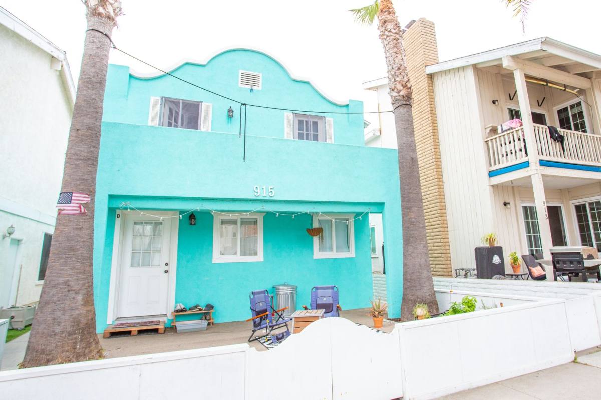 Apartment for rent at 915 E Balboa Blvd, Newport Beach, CA 92661