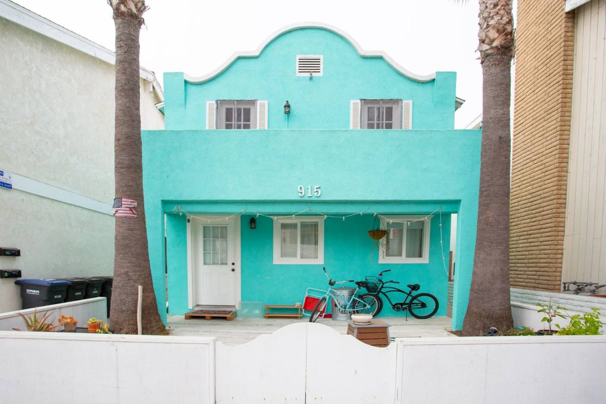 Apartment for rent at 915 E Balboa Blvd, Newport Beach, CA 92661