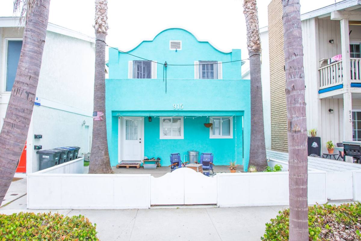 Apartment for rent at 915 E Balboa Blvd, Newport Beach, CA 92661
