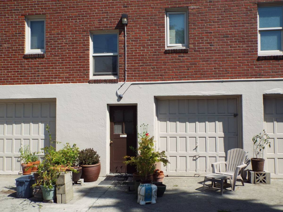 Apartment for rent at 411 N 63rd St, Seattle, WA 98103