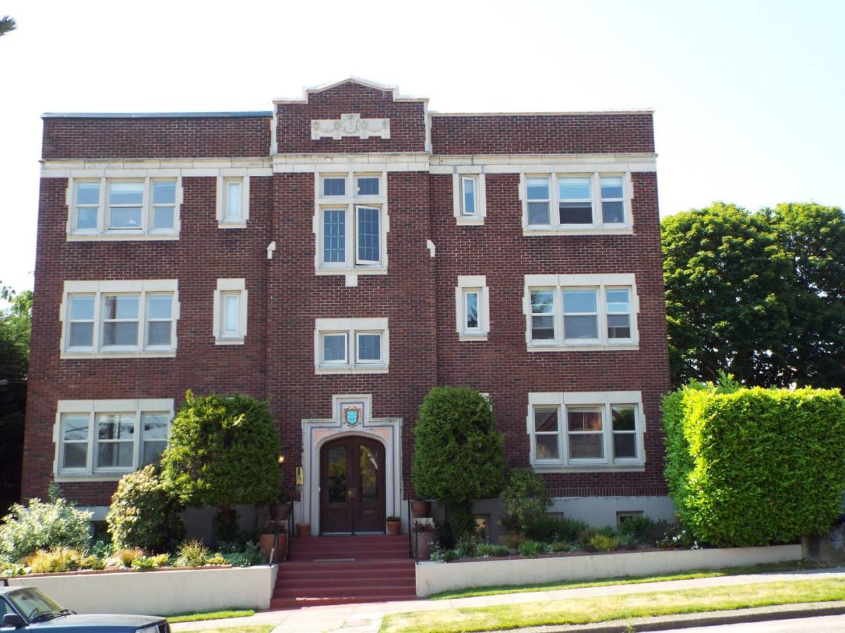 Apartment for rent at 411 N 63rd St, Seattle, WA 98103