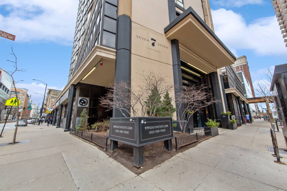 Apartment for rent at 2 E 8th St, Chicago, IL 60605