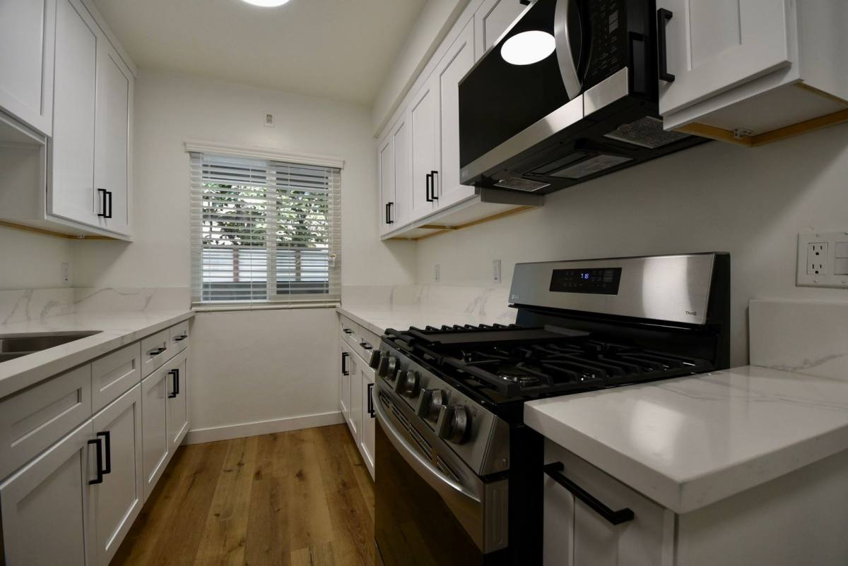 Apartment for rent at 527 N Serrano Ave, Los Angeles, CA 90004