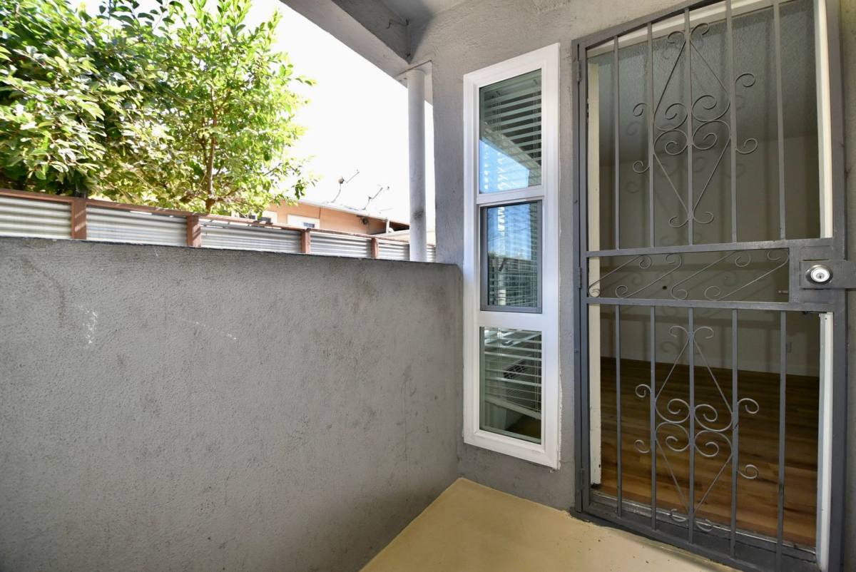 Apartment for rent at 527 N Serrano Ave, Los Angeles, CA 90004