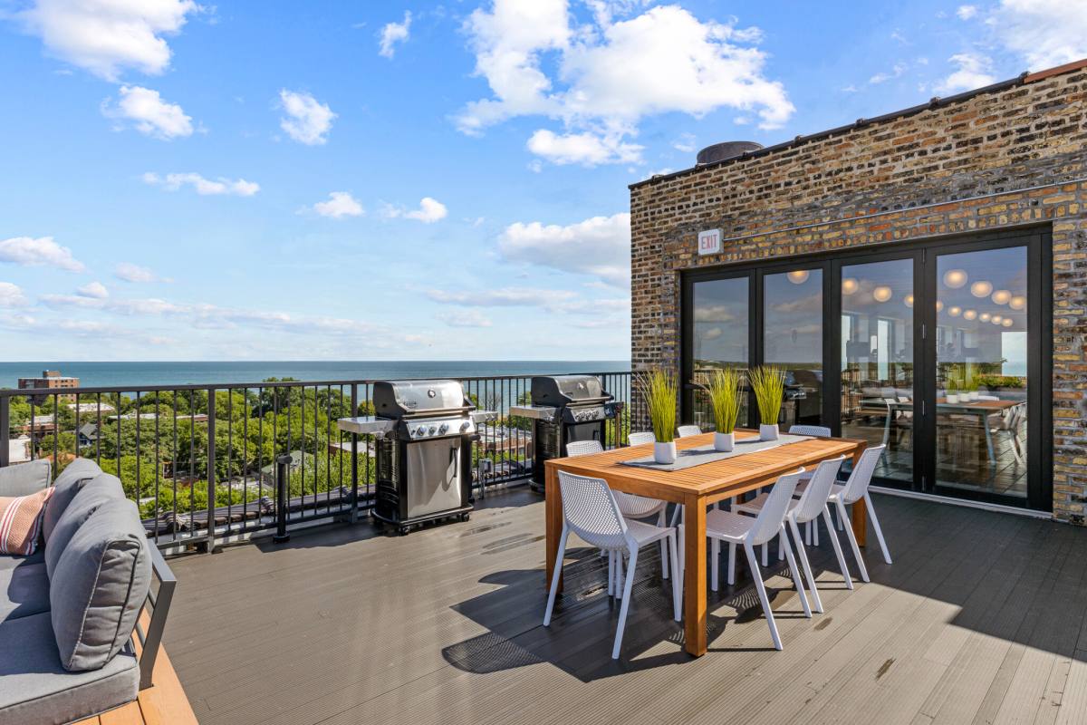Apartment for rent at 6807 N Sheridan Rd, Chicago, IL 60626