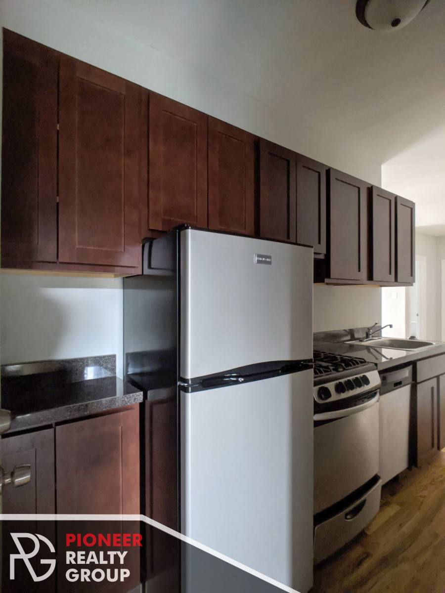 Apartment for rent at 947 W Cornelia, Chicago, IL 60657